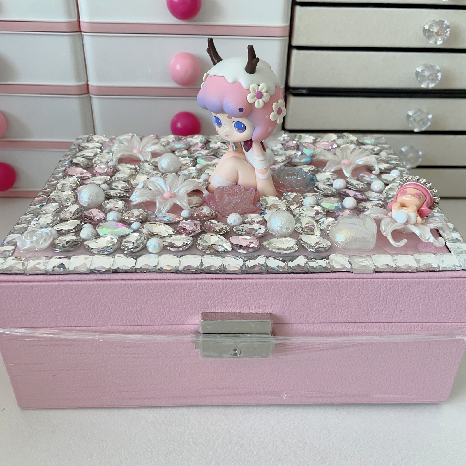 005 Diamond-encrusted jewelry box